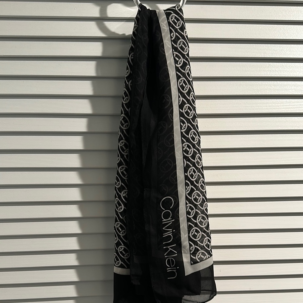 NWT Calvin Klein Classic Black & White Scarf.